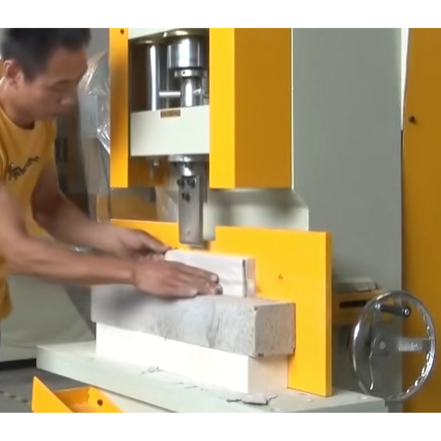 Машина для раскалывания камня с грибным лицом